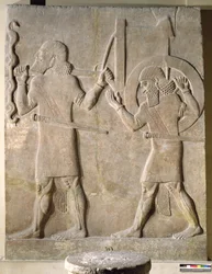 Rilievo che raffigura due soldati che trasportano il carro da guerra del re, dal Palazzo di Sargon II, Khorsabad, Iraq (gesso)